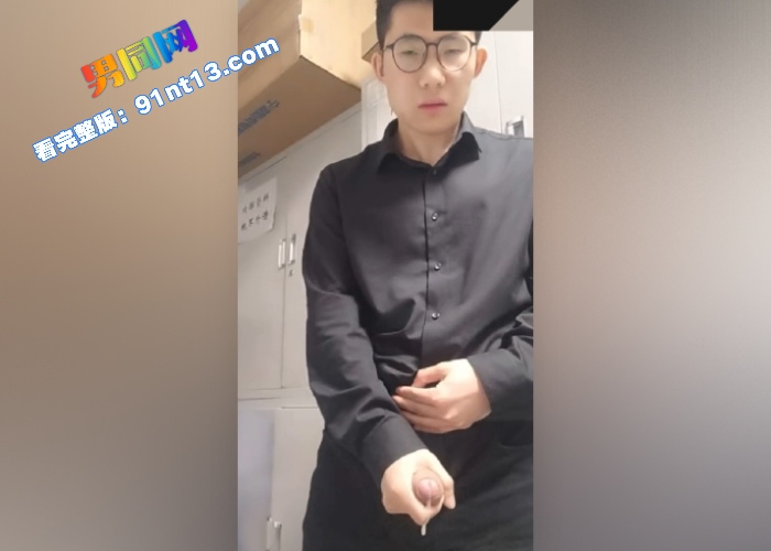 斯文薄肌眼镜研究生在资料室激情撸射专访被录屏 撸起粉嫩鸡巴嘴里骚话不断 怼屏高潮喷射浓精 - 图1