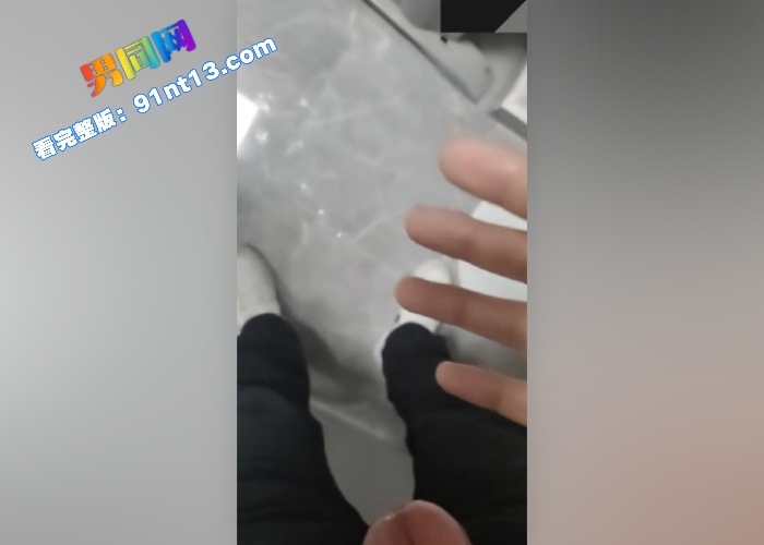 斯文薄肌眼镜研究生在资料室激情撸射专访被录屏 撸起粉嫩鸡巴嘴里骚话不断 怼屏高潮喷射浓精 - 图3