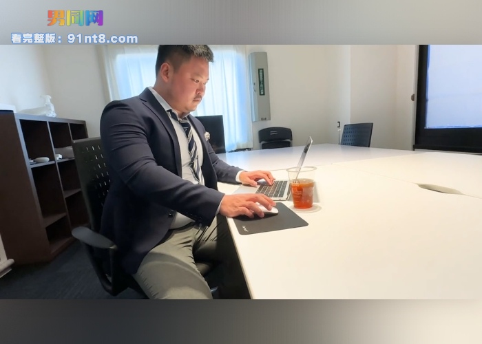 胖熊网黄 白狐 正装上班性瘾自摸撸射 大黑屌撸射高潮颤抖不止 - 图1