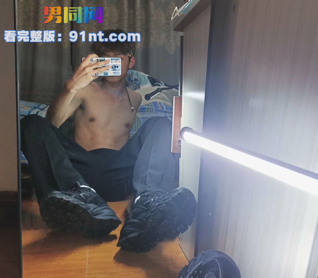 鲜肉型男帅哥自拍打飞机视频流出 骚浪撸动大弯屌爆射肚皮 - 图2