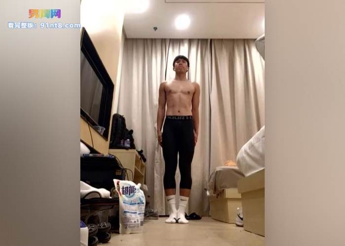 黑皮肌肉直男体育生被专访调教 舔鞋晒菊撸射大屌 反差骚贱惊呆众人 - 图1
