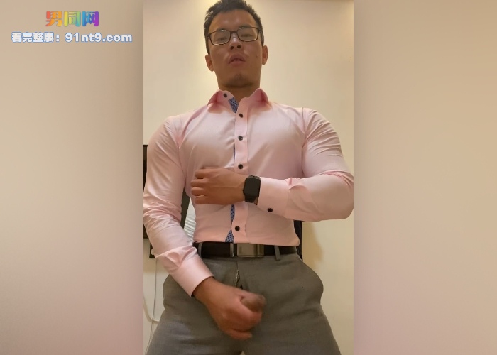大屌健壮黑皮骚0发骚自慰自拍 正装猛男芭比粉撸射大屌 大屌喷射时表情超级骚 真想干翻这骚逼 - 图1