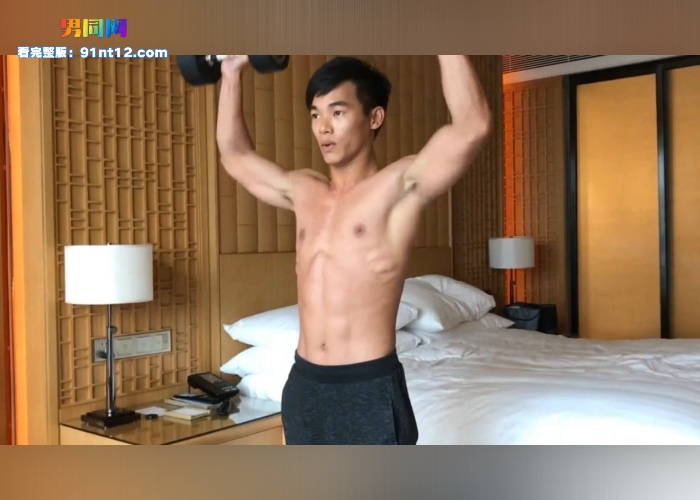 广西师范体育生酒店自拍展示黝黑健美身材 撸射大屌高潮喷射如艺术般唯美又淫靡 - 图1