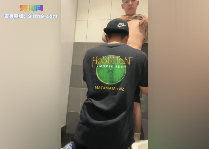 鲜肉情侣为了刺激 商场厕所做爱 互撸调情 精射骚嘴 黑衣小哥舔奶头刺激鲜肉高潮射精 喷射的比自己的还多 - 图3
