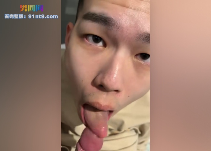 鲜肉情侣为了刺激 商场厕所做爱 互撸调情 精射骚嘴 黑衣小哥舔奶头刺激鲜肉高潮射精 喷射的比自己的还多 - 图5