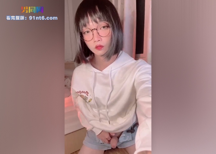 可爱短发男娘 Aroma 假屌插肛同时撸动大屌搭配上短发和眼镜反差到极致 看得鸡儿梆硬 - 图3