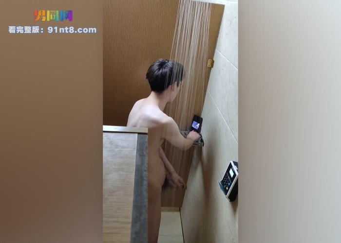 真实偷拍大学生宿舍洗澡自慰 眼镜哥看片撸射大屌 释放过程荷尔蒙 - 图2