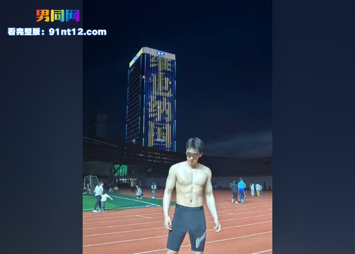 抖音网红帅哥 白鹿巷的韓 被女记者专访视频流出 撸射包皮嫩鸡 射的超级浓 - 图6
