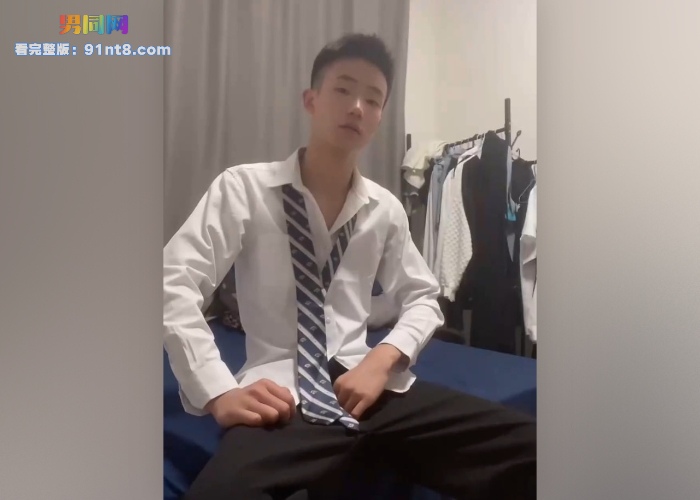 网黄 蓝小果 正装网约帅气小哥哥 高频打桩猛操叫爸爸 撸屌射精高潮爽到脸色绯红 - 图1