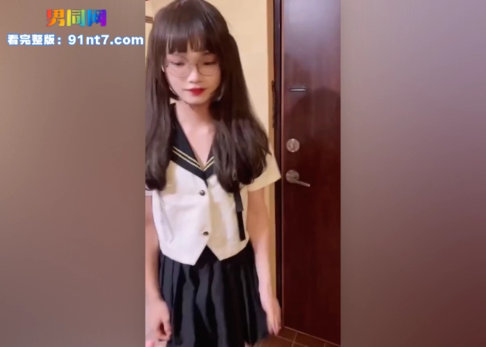 约操双马尾JK眼镜伪娘 眼镜哥操娇小萝莉大屌伪娘 肉棒却比单男的还大 - 图1