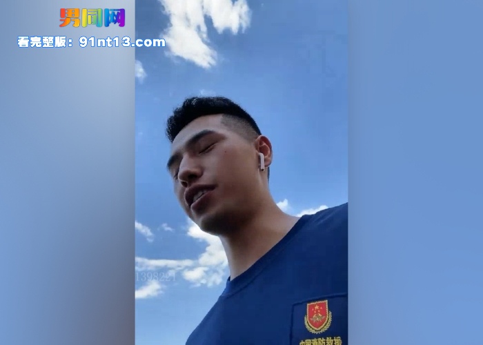 天菜消防员撸射专访两部曲被录屏流出 帅气薄肌消防员反差撸射看呆众狼友 - 图1