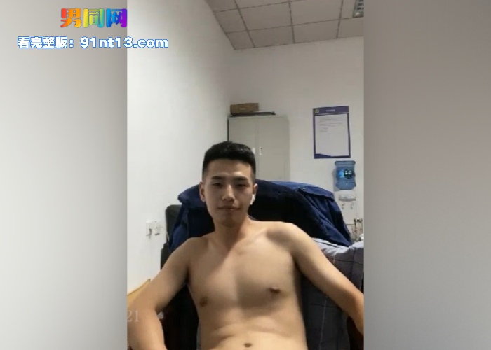天菜消防员撸射专访两部曲被录屏流出 帅气薄肌消防员反差撸射看呆众狼友 - 图4