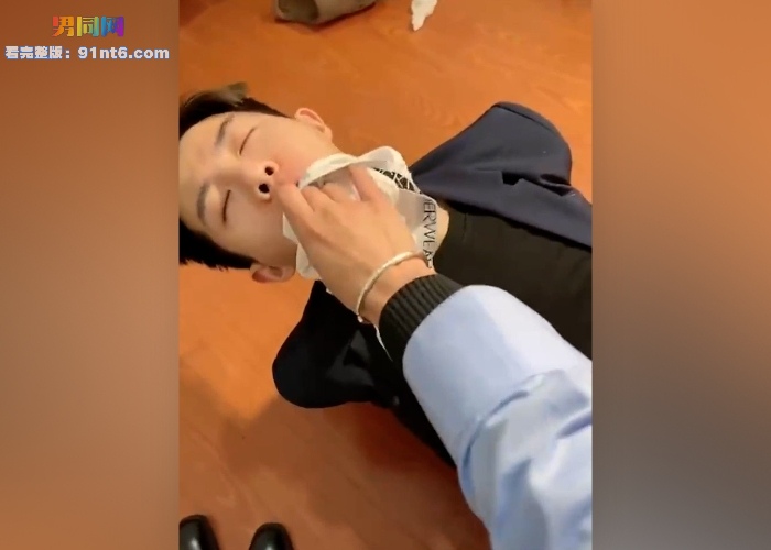 抖音西装皮鞋网黄 浩恩i 炮友开房 自己先在镜前自拍撸射 细狗大屌喷射镜上 画面香艳无比 - 图6