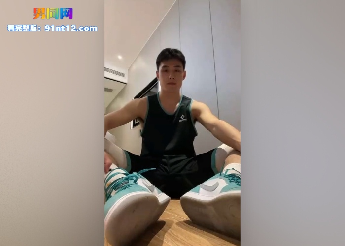 女老师调教专访鲜肉直男体育生 自戴口塞跪趴做狗奴 掰臀晒菊 假屌插穴撸射鸡鸡双重快感爽翻 - 图1