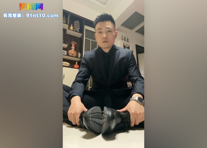 正装制服直男调教专访 跪求舔吃主人臭脚 主动戴口塞学狗叫 贱狗跪趴吃小假屌 应该吃主人的大鸡巴 - 图1