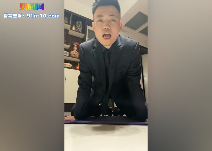 正装制服直男调教专访 跪求舔吃主人臭脚 主动戴口塞学狗叫 贱狗跪趴吃小假屌 应该吃主人的大鸡巴 - 图2