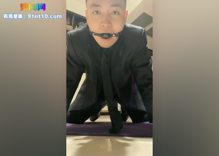 正装制服直男调教专访 跪求舔吃主人臭脚 主动戴口塞学狗叫 贱狗跪趴吃小假屌 应该吃主人的大鸡巴 - 图4
