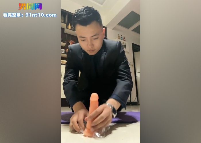正装制服直男调教专访 跪求舔吃主人臭脚 主动戴口塞学狗叫 贱狗跪趴吃小假屌 应该吃主人的大鸡巴 - 图5