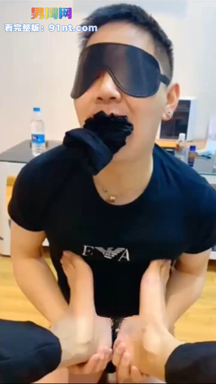 臭脚爸爸S调教白袜骚奴 跪求舔脚吃袜 主动骑乘索取 骚奴高潮射湿床单 - 图1