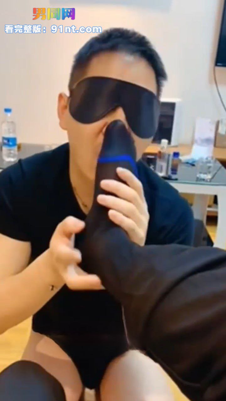 臭脚爸爸S调教白袜骚奴 跪求舔脚吃袜 主动骑乘索取 骚奴高潮射湿床单 - 图2
