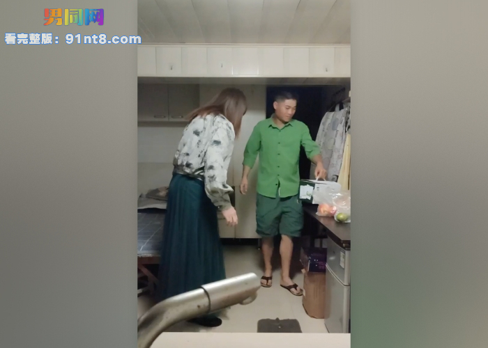 送礼就能白嫖伪娘阿红 网上万人求送油哥视频 半桶油换得红大爷春宵一刻 - 图2