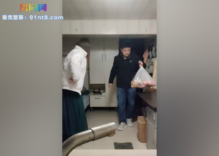 送礼就能白嫖伪娘阿红 网上万人求送油哥视频 半桶油换得红大爷春宵一刻 - 图4