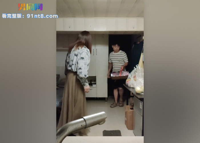 送礼就能白嫖伪娘阿红 网上万人求送油哥视频 半桶油换得红大爷春宵一刻 - 图6