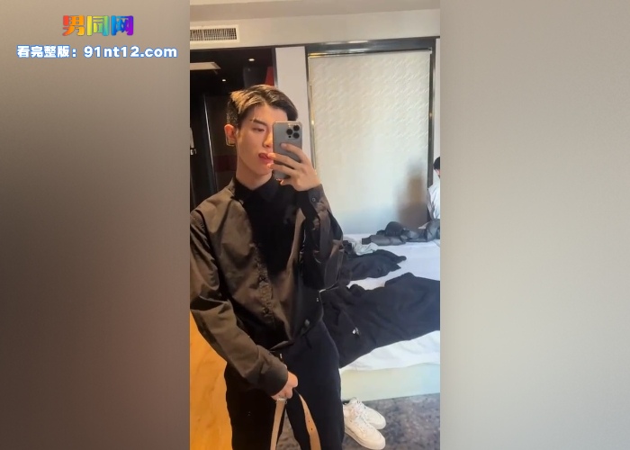 超帅鲜肉撸射solo自拍 超爱自慰打飞机 和炮友开房也发骚 咬袜自撸 高潮大屌对着镜子喷射浓精 - 图1