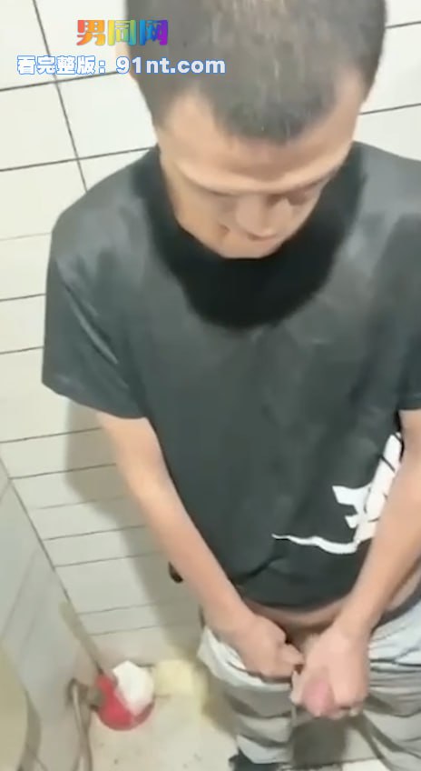 真实色播网吧偷摸寸头直男的大鸡 摸醒帅哥憋不住公厕打飞机 - 图9