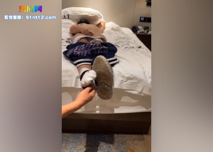 酒店双主调教体育生贱狗 跪趴舔鞋叫爸爸 捆绑双脚按摩棒刺激贞操锁里的鸡鸡 主人射精骚嘴 狗奴被足交榨精爆射 - 图4