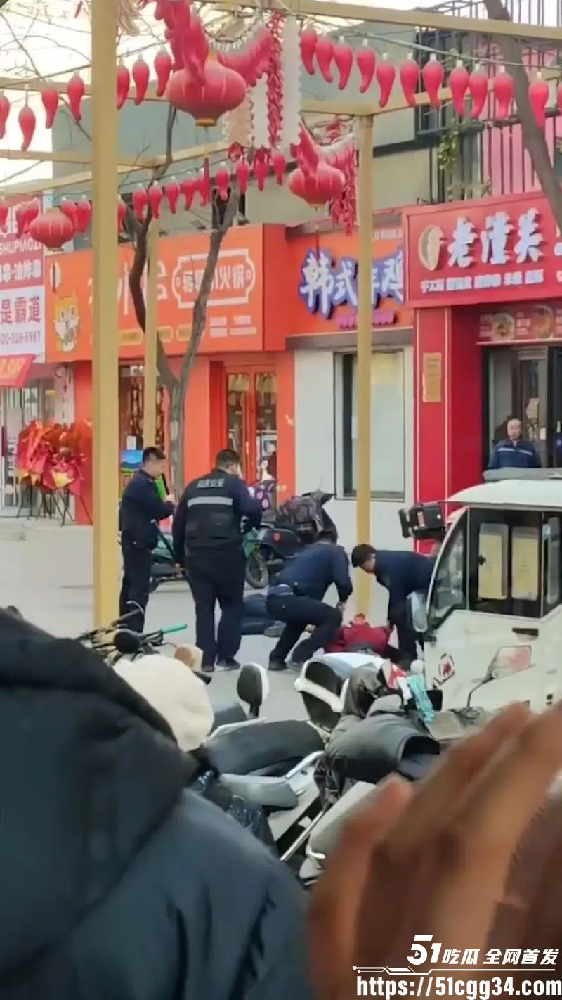 银川新华街朝阳巷命案!水果店为十几块税钱争吵一天 店主怒捅顾客当场死亡血流一地 事后主动自首! 图2