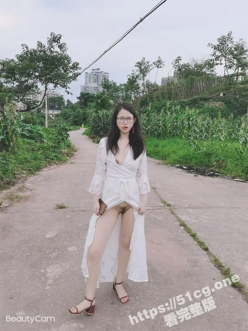 云盘泄密 超骚反差眼睛娘 露出、SM调教 喝尿、多P肛交拳交全都搞起来 努力给她把B撑坏! 图1