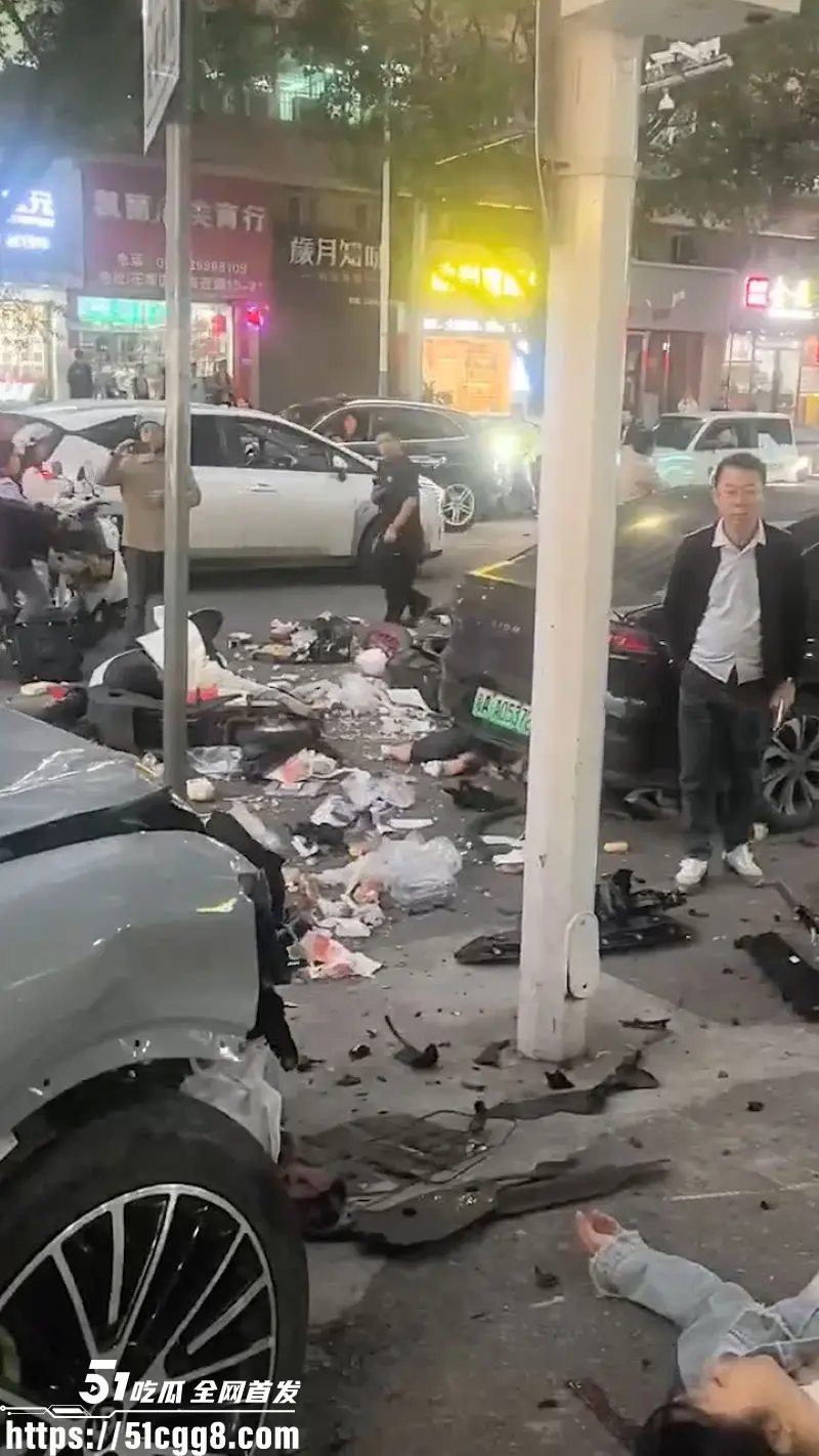 广州花都惊魂车祸!灰色零跑狂飙冲人行道 撞飞多名路人现场血肉模糊4人重伤 视频与监控画面流出! 图4