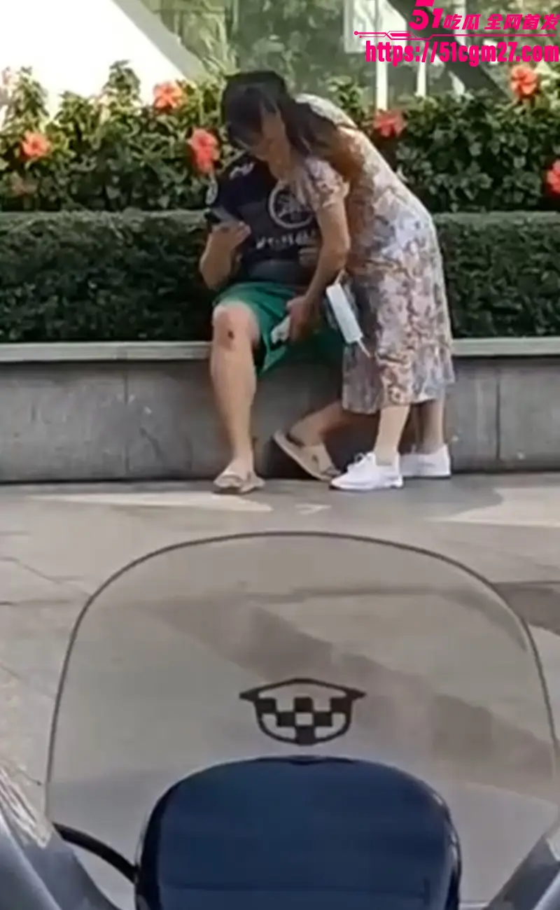 饥渴人妻当街和猛男激情热吻 掀开裙子狠摸屁股 毫不顾忌路人异样眼光! 图4
