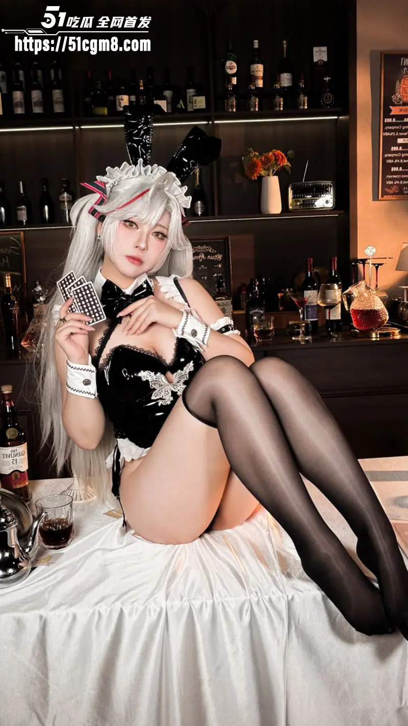 推特福利姬 半半子 Cos欧根亲王Bunny写真 爆乳翘臀曲线性感 黑丝包裹大长腿媚眼勾魂 诱惑满满！ 图1