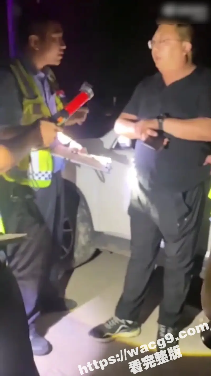 平邑县柏林镇 纪委书记梁某欣 被查酒驾拒不下车 当地回应 此人已停职接受调查 图2