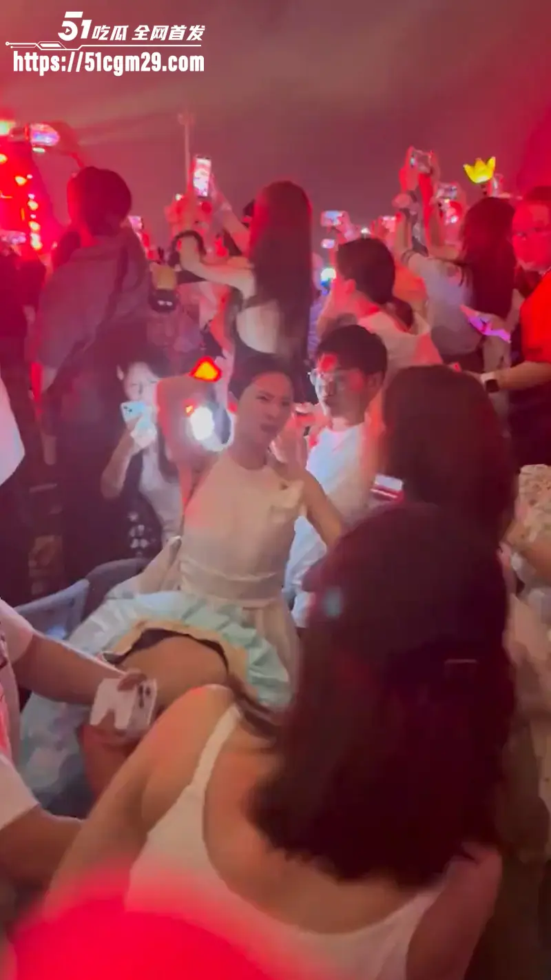 权志龙澳门音乐节台下炸锅 女粉挤位互撕当场干架 上演最强Power真人秀！ 图4