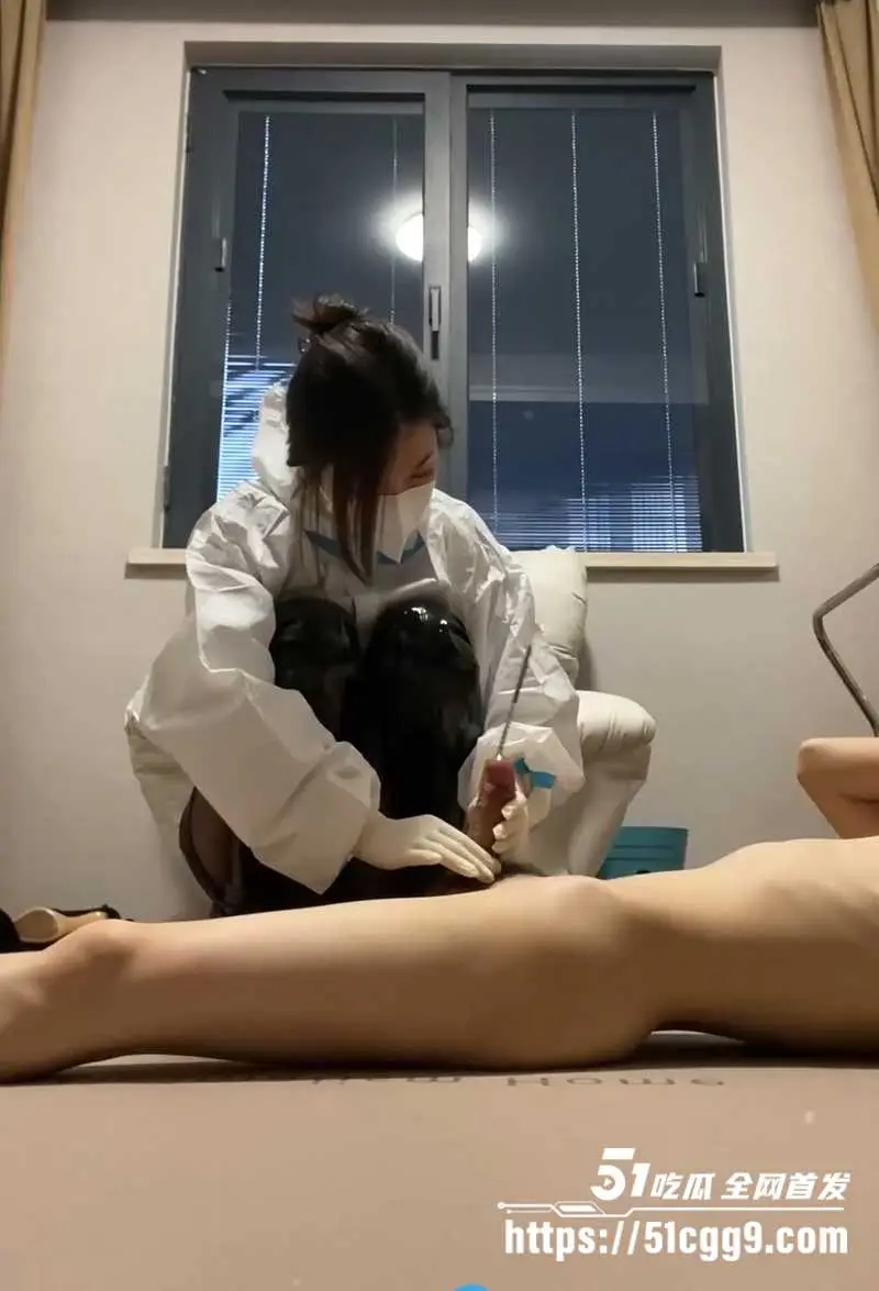 国内虐屌玩家超淫新作 两位极品女友COS护士 玩龟头插铁棍踩踏撸弄 全程肉棒一秒未软 前列腺高潮爽到爆！ 图4