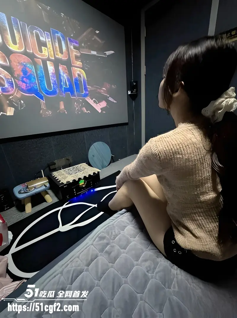 乱伦大神 萝莉小表妹 私人影院对表妹闺蜜下手了 别说还挺配合 操到她直呼救命 图2