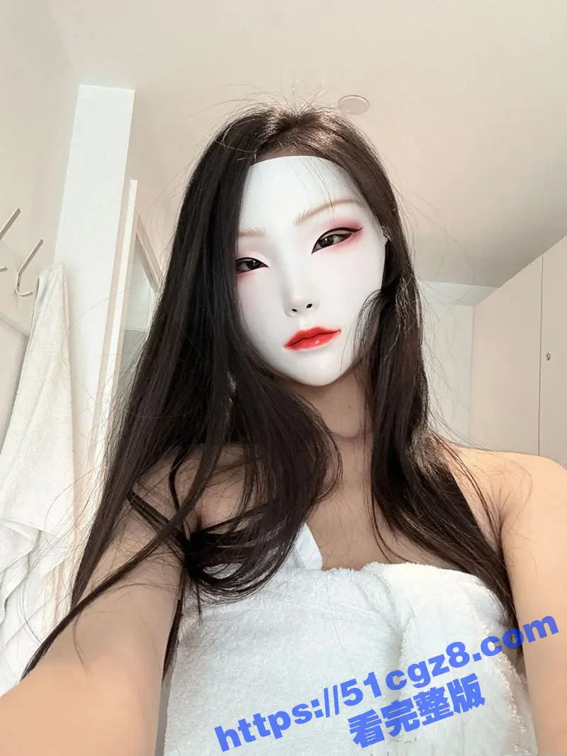 OF人气面具女网黄 sadmiss 长腿黑丝展示诱人身材 被大屌男暴力抽打后入骑操 图1