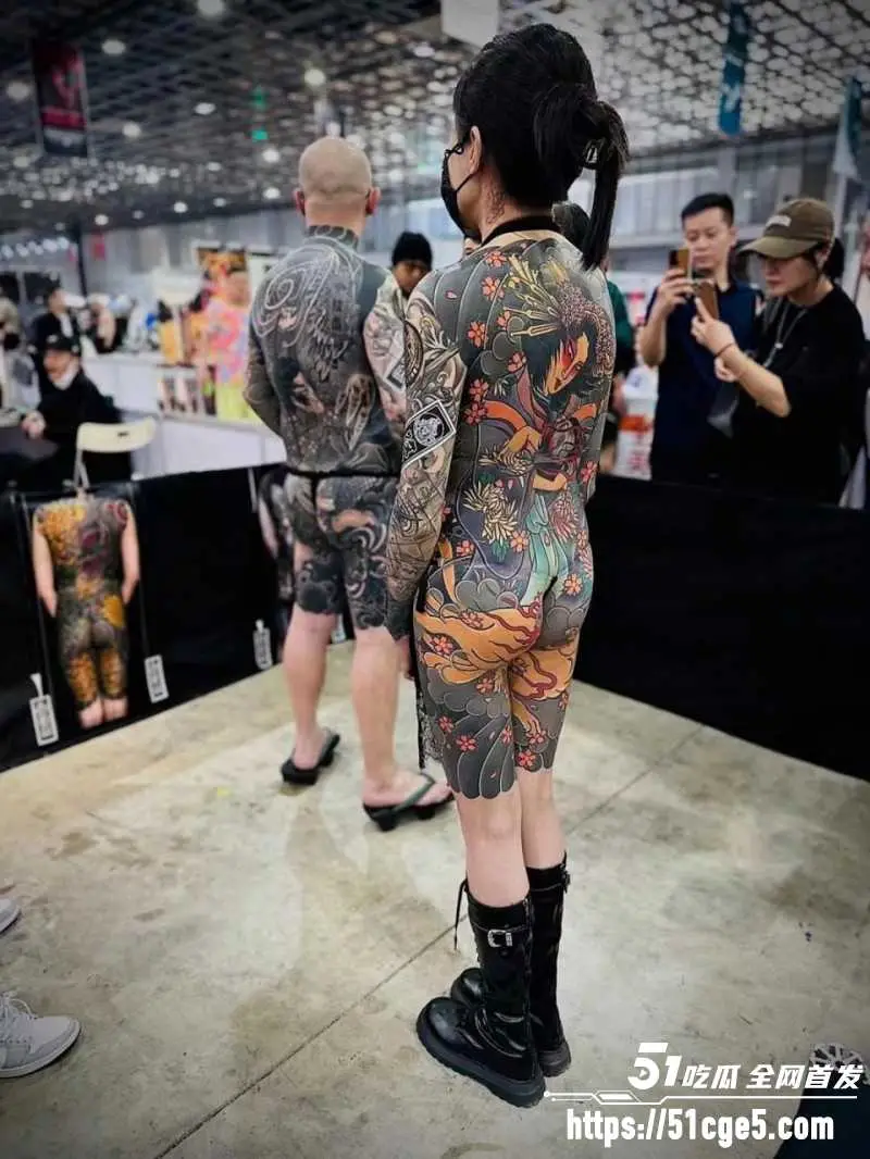 山东国际纹身展第六届开幕 多位通体美女现场大尺度纹身 露逼露奶诱惑十足! 图4