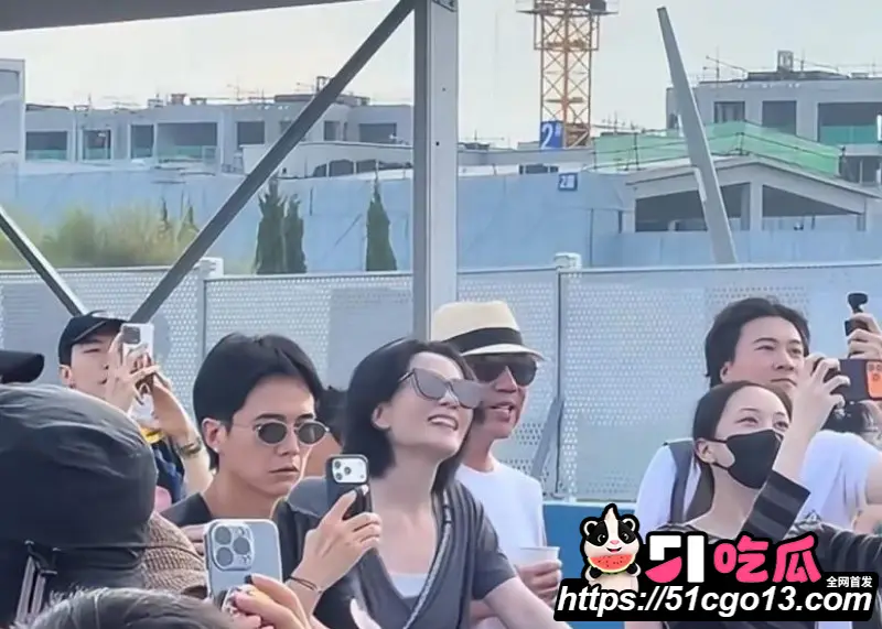 王菲男闺蜜 Ryan 音乐节当众性骚扰 陈粒 强行搂抱咸猪手 当场竖中指硬刚 图26
