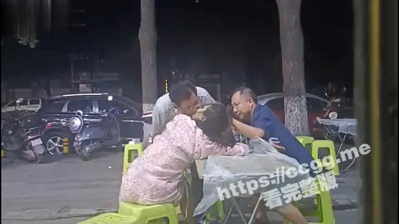 湖北街头大排档 猥琐大爷伙同眼镜男捡尸醉酒女 咸猪手当街摸逼揉胸 图1