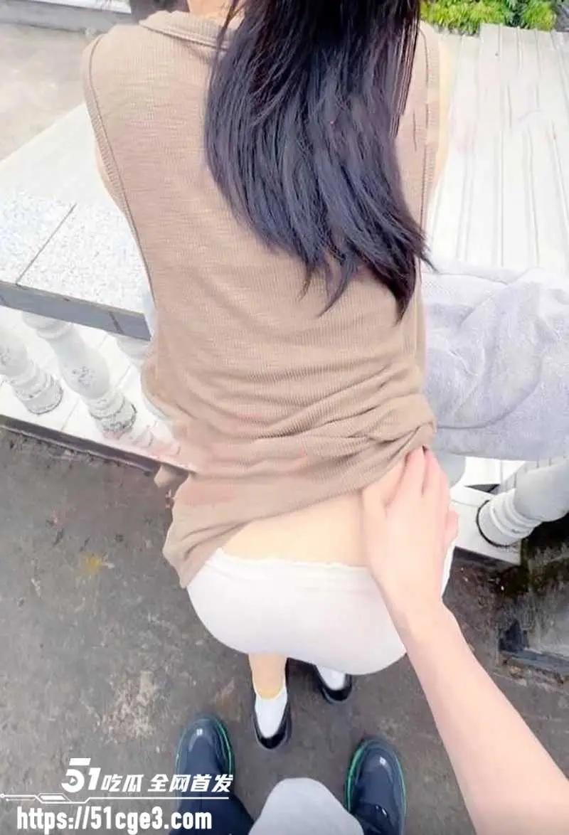 乱伦博主 意淫自己妹妹 新作 大白天户外屋顶猛操亲妹 被邻居偷窥快感飙升 图3