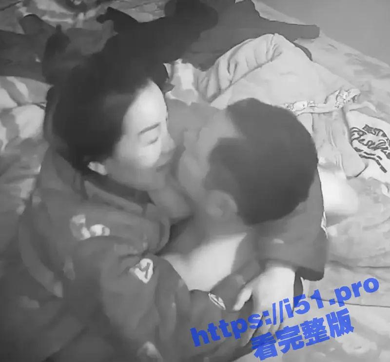 水滴摄像头泄密 身材丰腴已婚骚货 背着老公和情人在家里偷情 貌似哥们操的不过瘾 边舔菊花边猛抠骚逼 图1
