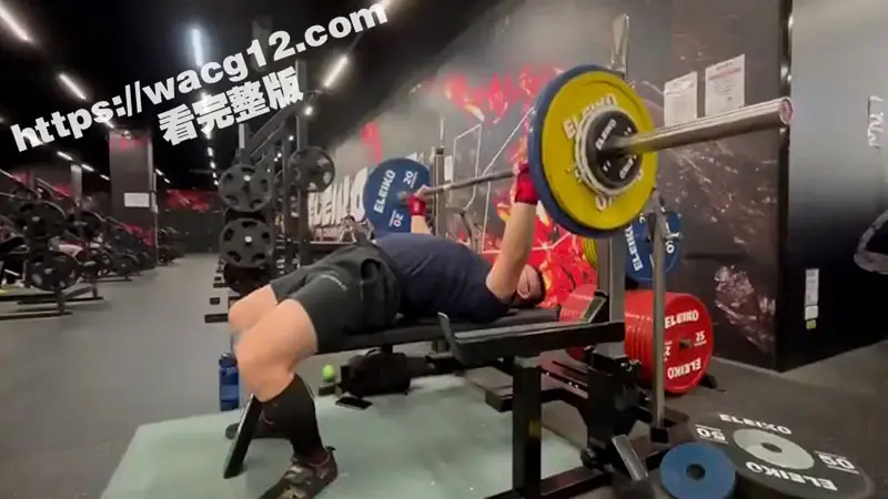 震惊 某健身房视频传疯了 壮汉在健身时候造百斤杠铃压喉50秒无人问津帮忙 不知道后面还有救吗 图1