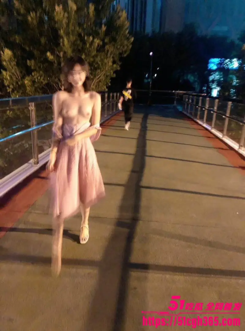 极品豪乳学生妹 户外大尺度露出 宿舍道具自慰 无毛嫩穴淫水四溢 女上骑乘假屌奶子晃荡! 图2