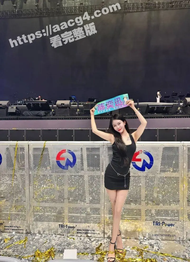 清纯女大学生 为求 陈奕迅 演唱会门票 不惜千里送逼 吃鸡的样子十分熟练 清纯女神私下也是个反差婊啊 图2