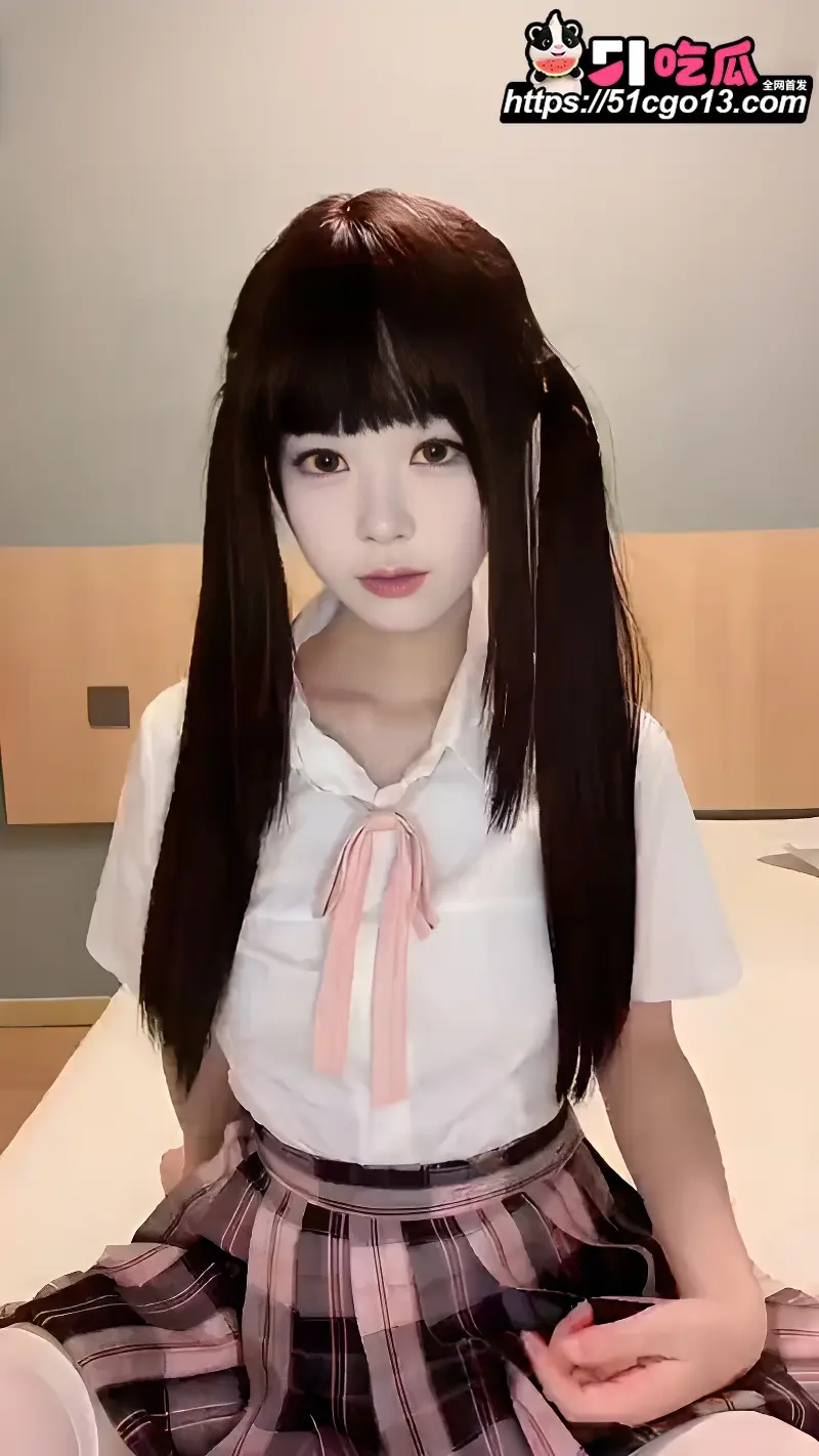 推特极品福利姬 小鸢宝宝 私定福利 手扣震动棒玩嫩穴 水晶棒含着模拟口交 简直太骚! 图1