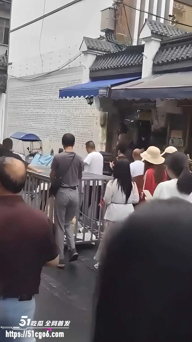 湖南汨罗商业街 惊现活人浸猪笼 俩女一狗被关铁笼 敲锣游街太疯狂！ 图6